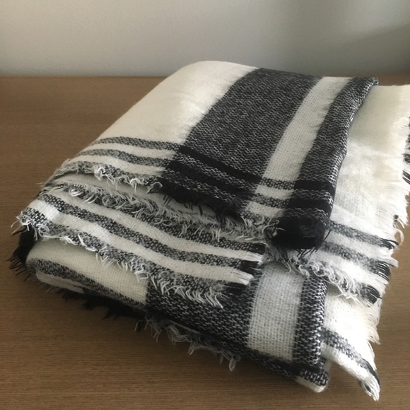 Zara Oversized Black and White Scarf - Picture 3 of 5